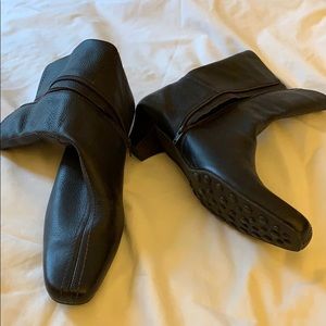 Eddie Bauer dark chocolate boots.. brand new